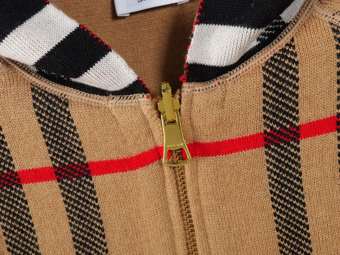 「R 11」 /Burberry logo ！ Classic LOGO Classic ！ ：Khaki Size：S M L（ Same Style）